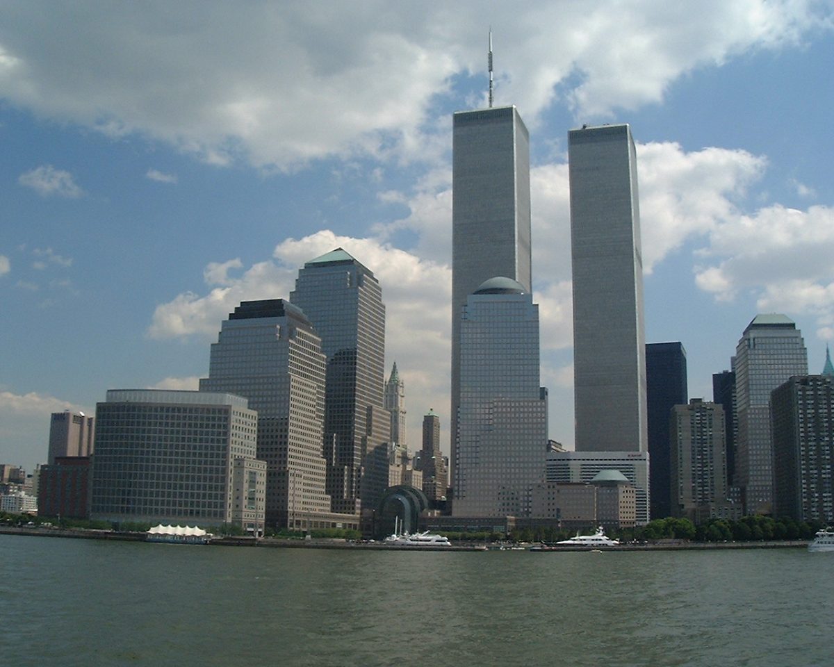 Les tours jumelles du World Trade Center vues de l'Hudson, le 26 août 2000, un an avant les attentats.