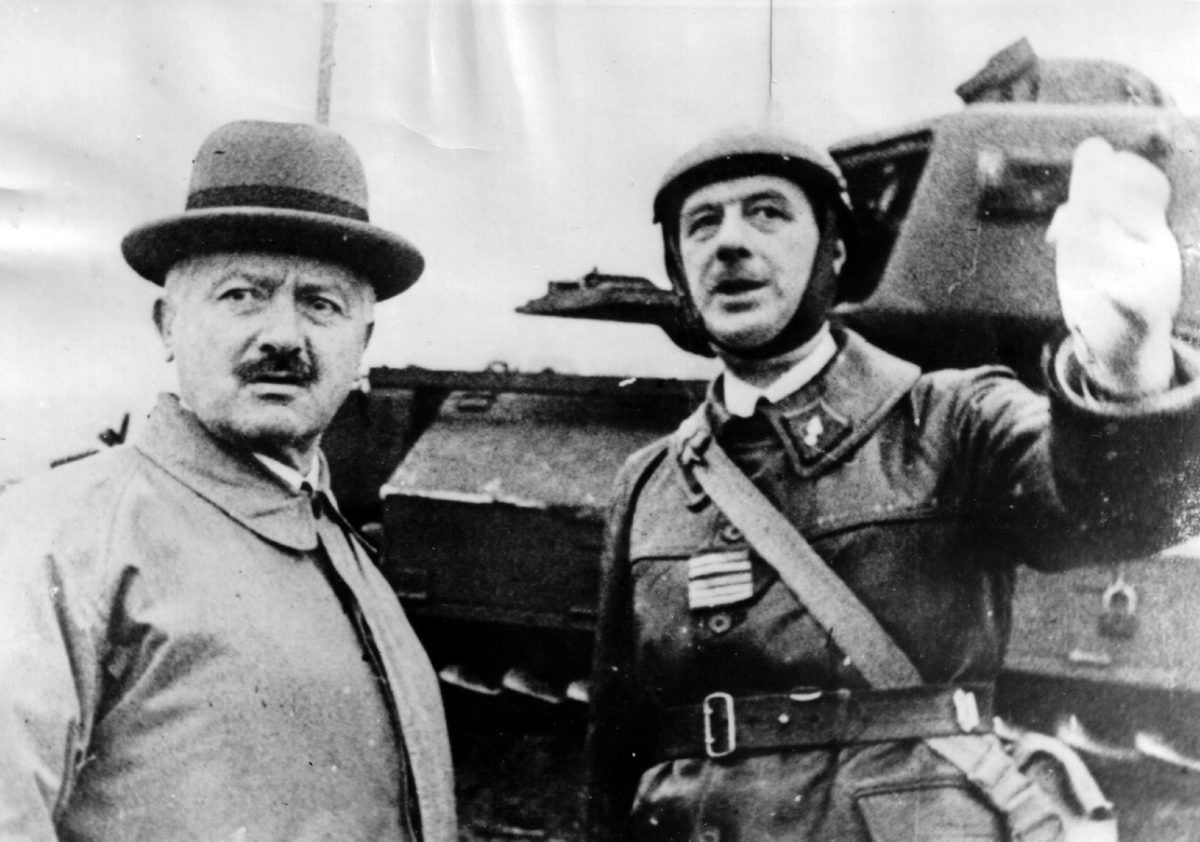 Le colonel de Gaulle présente ses chars au président Albert Lebrun, à Goetzenbruck, le 23 octobre 1939.