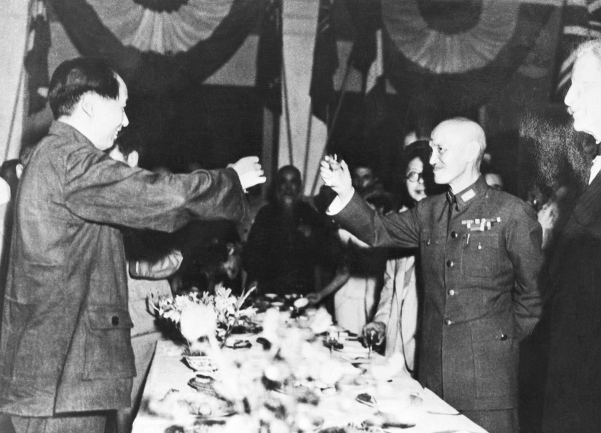 Mao Zedong et Chiang Kaï-chek lèvent leur verre à Chongqing, en septembre 1945, après la capitulation japonaise.