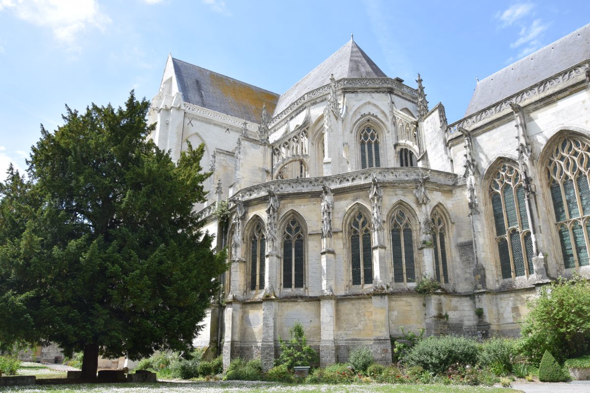 Le chevet gothique de l'abbatiale de Saint-Riquier, en Picardie, vu depuis le jardin de l'abbaye.