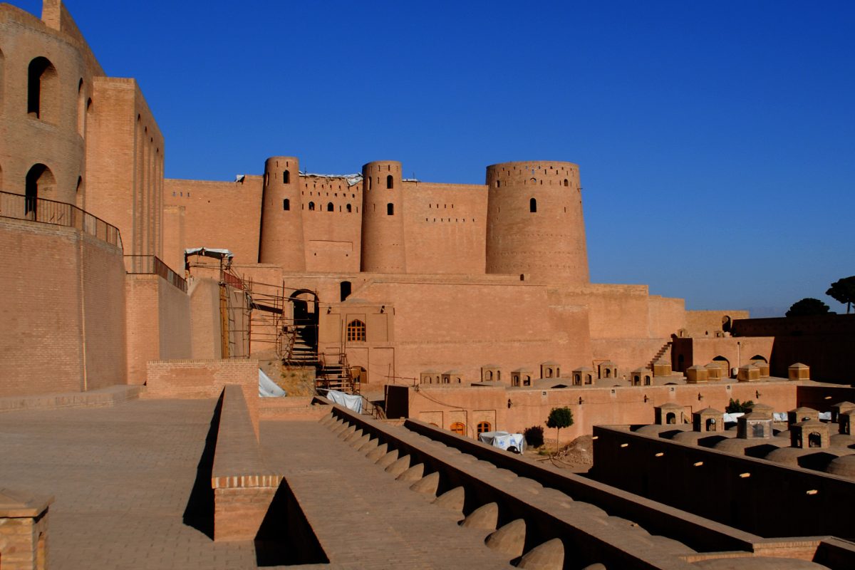 La citadelle de Hérat, en Afghanistan : remparts de brique et tours rondes dominant la ville.