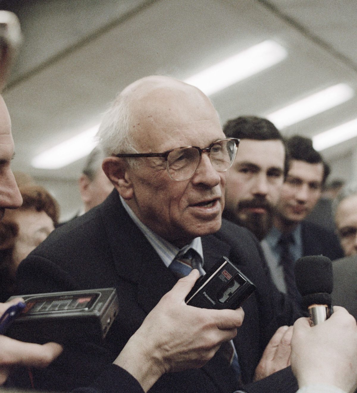 Andreï Sakharov interrogé par les journalistes lors d'une conférence de l'Académie des sciences d'URSS, mars 1989.
