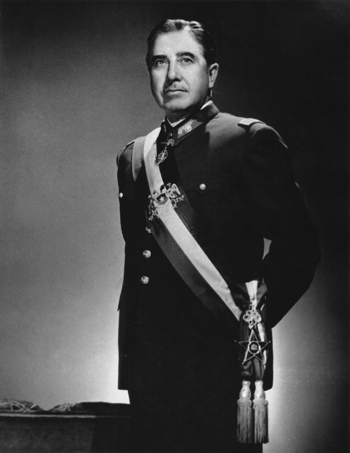 Augusto Pinochet en uniforme, portant l'écharpe présidentielle chilienne, portrait officiel vers 1974.