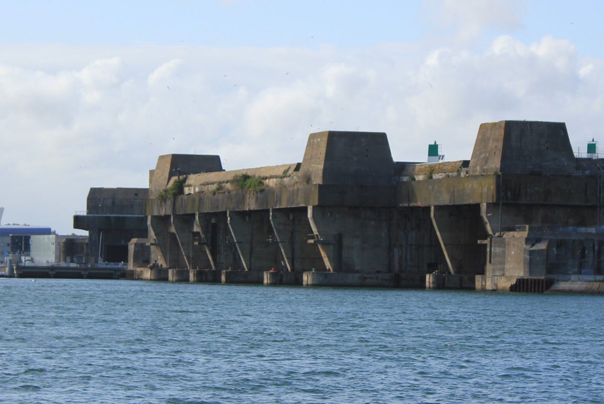 Les alvéoles bétonnées de Keroman III, à la base sous-marine de Lorient, vues du port.