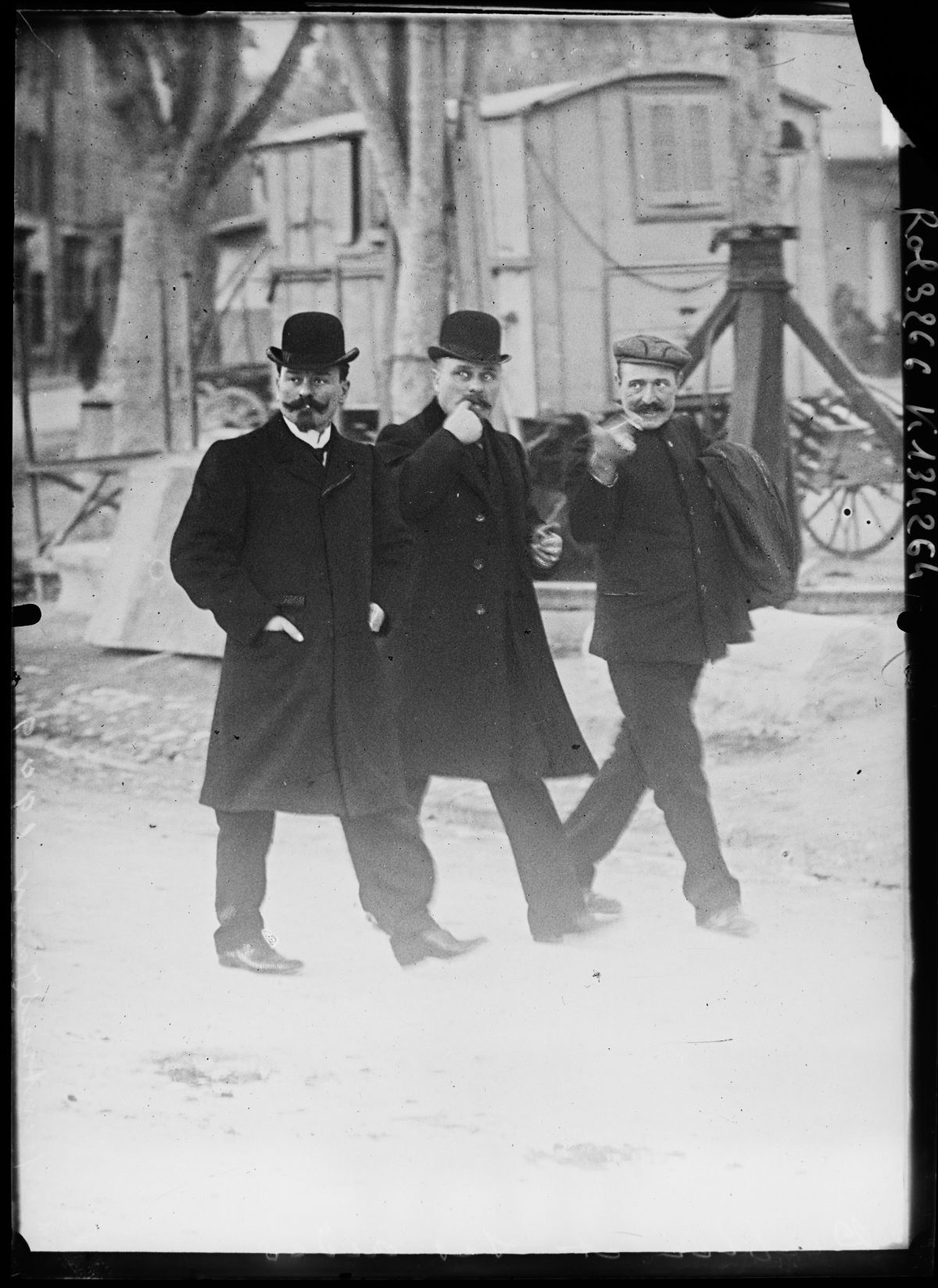 Anatole Deibler, exécuteur des arrêts criminels, et ses deux aides dans la rue, photographie de presse de 1909.