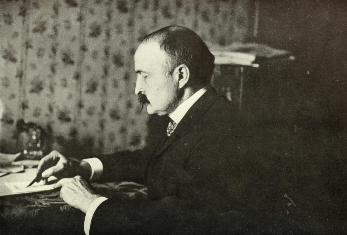 Philippe Bunau-Varilla à son bureau, la plume à la main, sur une photographie antérieure à 1904.