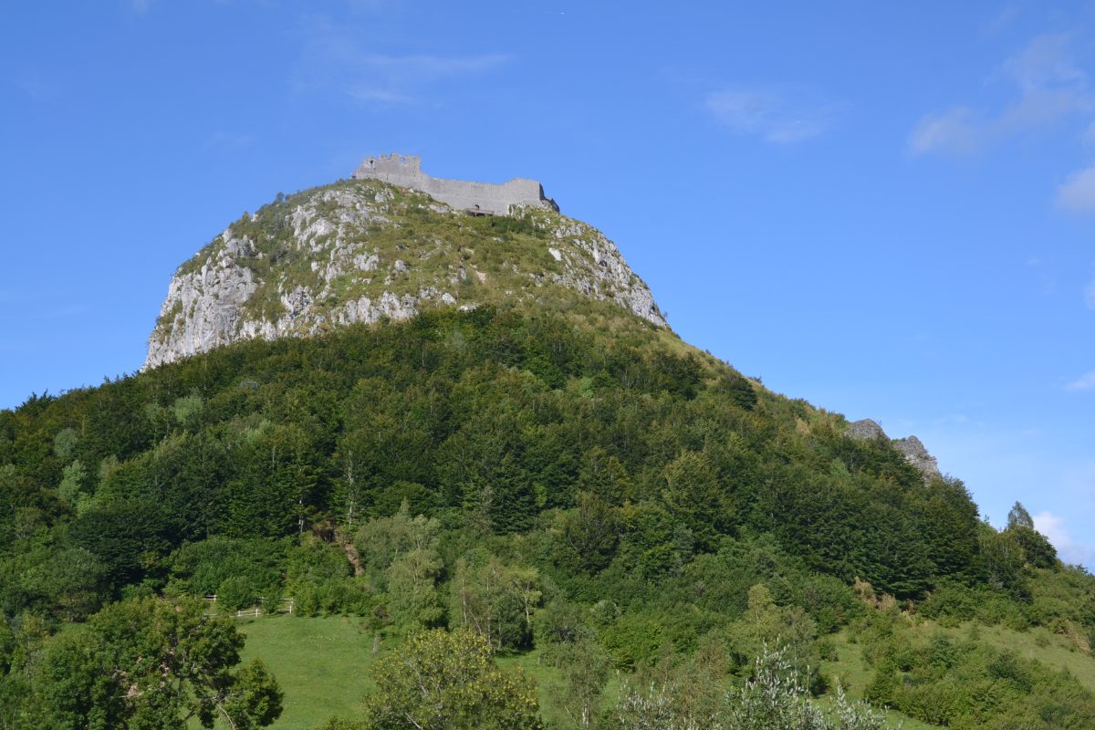 Les ruines de la forteresse de Montségur, en Ariège, dressées au sommet du pog rocheux.