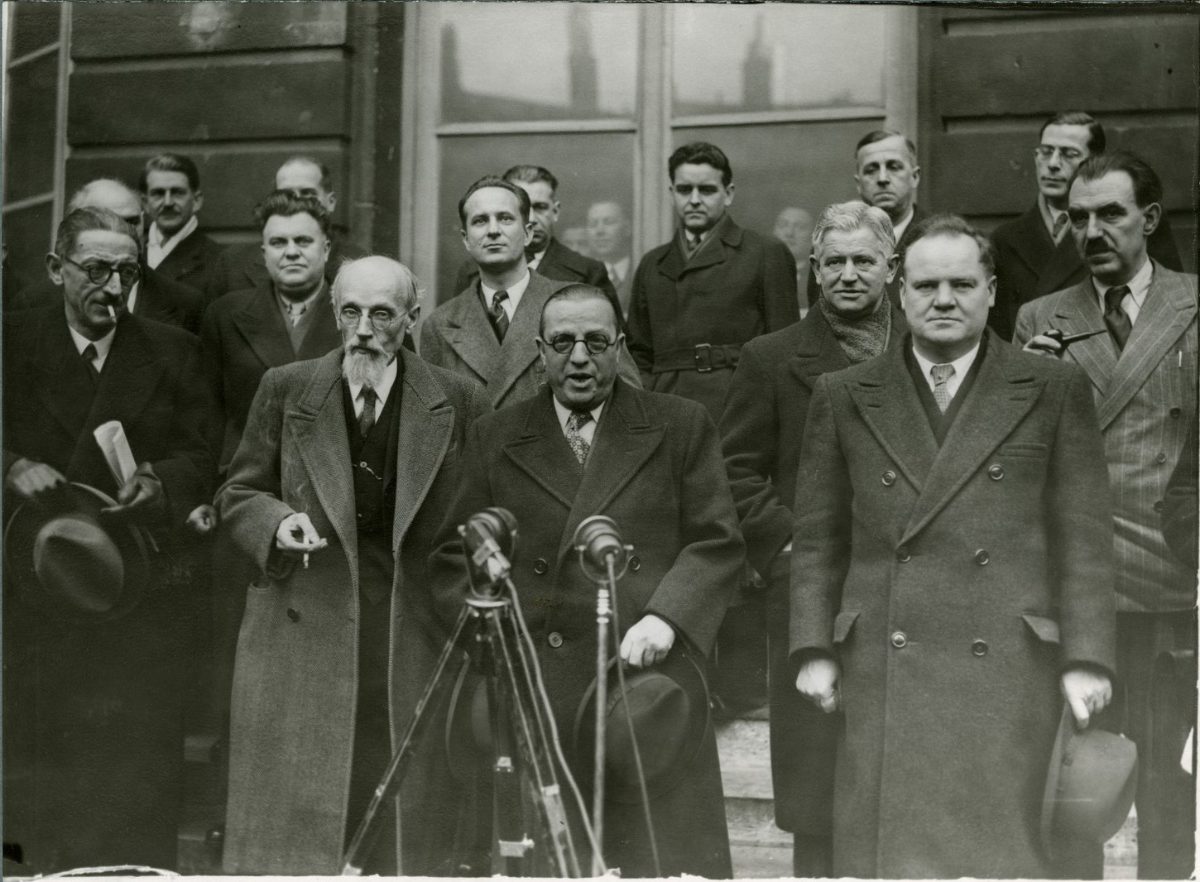 Le gouvernement Félix Gouin sur le perron de l'Élysée, en janvier 1946, à l'issue de son premier conseil des ministres.