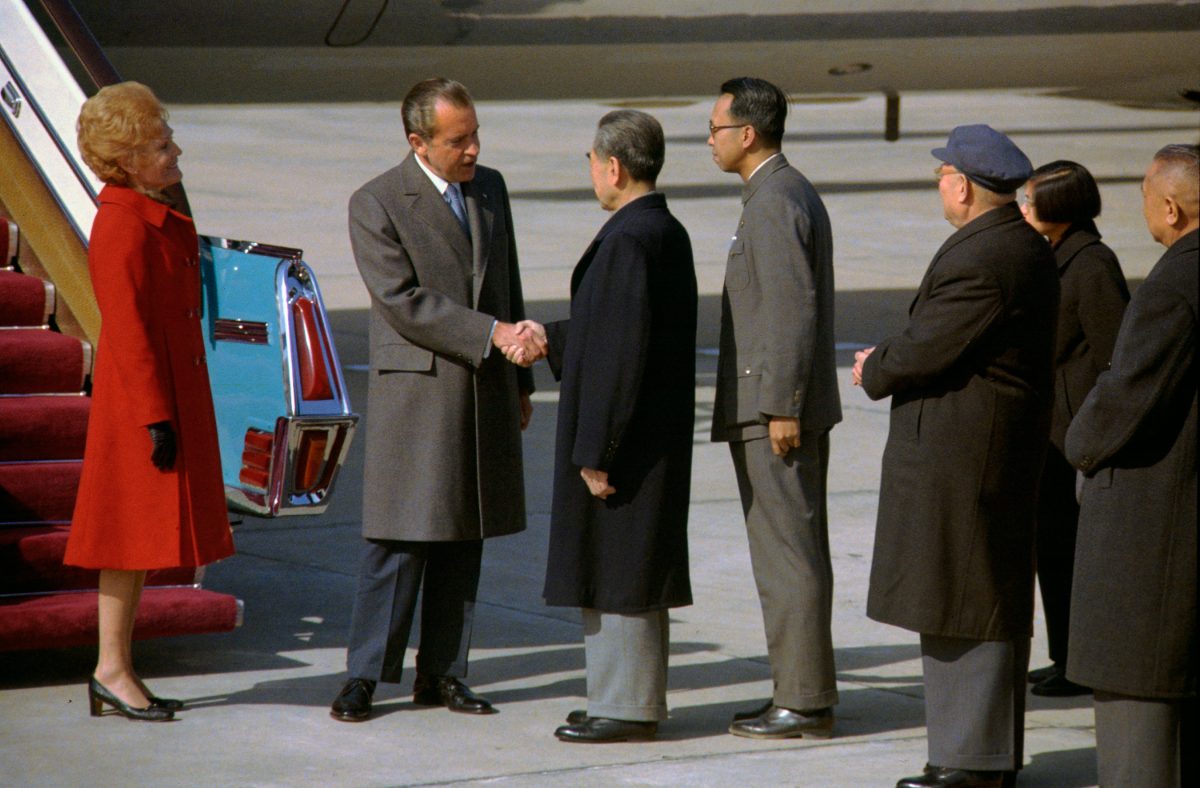 Richard Nixon serre la main du Premier ministre Zhou Enlai à son arrivée à Pékin, le 21 février 1972.