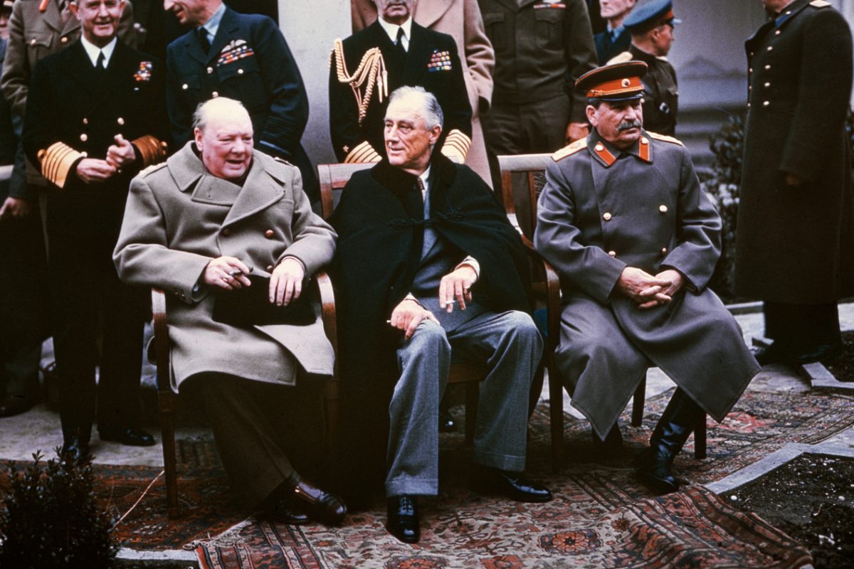 Churchill, Roosevelt et Staline assis au palais de Livadia, pendant la conférence de Yalta, février 1945.