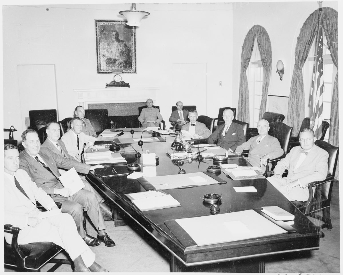 Truman réuni avec le Conseil de sécurité nationale à la Maison-Blanche, le 19 août 1948.