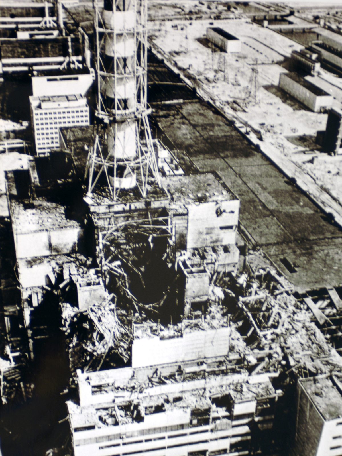 Le réacteur numéro 4 de Tchernobyl éventré, photographié depuis un hélicoptère quelques mois après l’explosion de 1986.