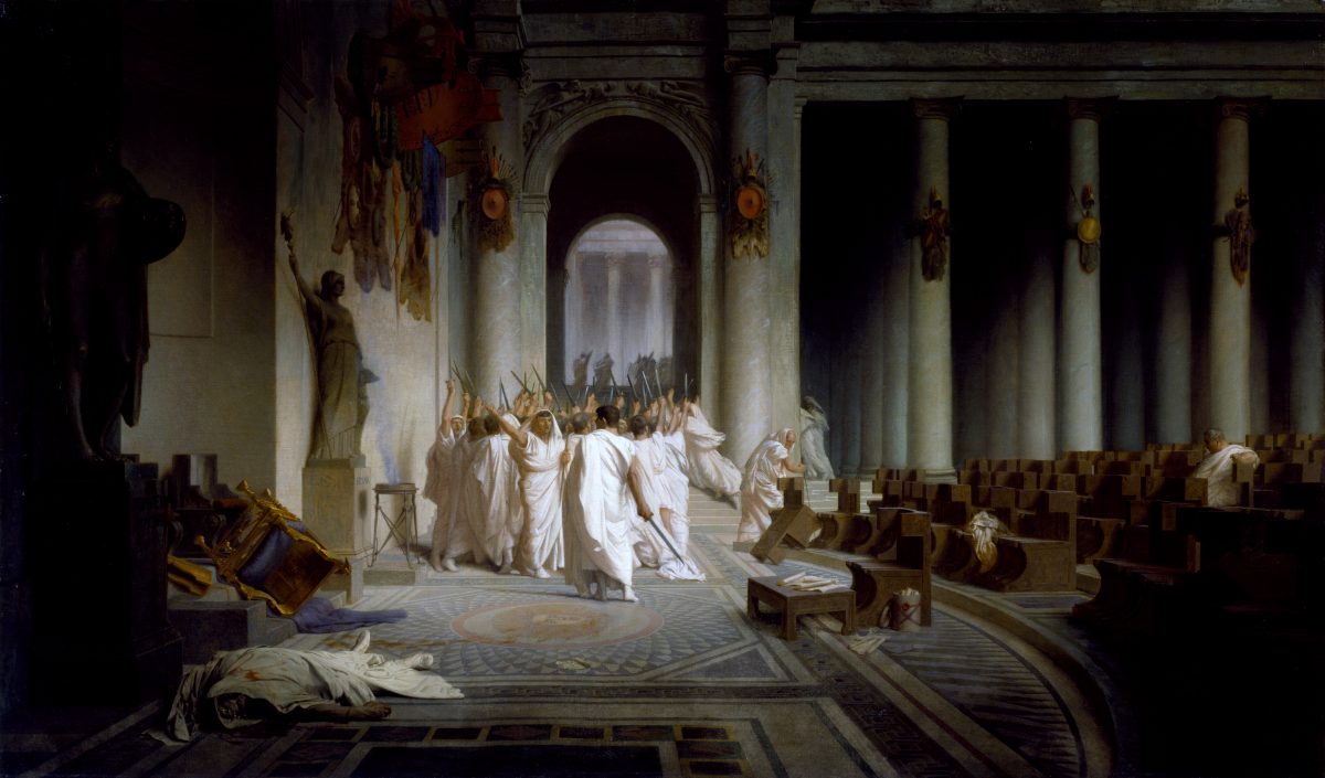 Les conjurés quittent la curie de Pompée, poignards levés, le corps de César resté à terre.