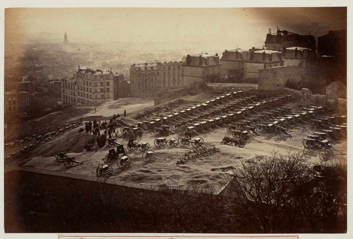 Le parc d'artillerie de la garde nationale sur la butte Montmartre, en mars 1871, au-dessus de Paris.
