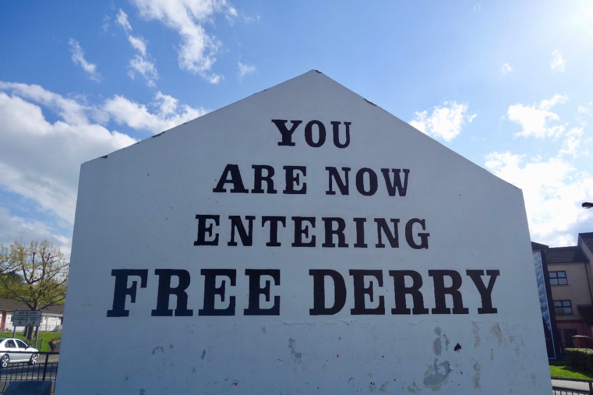 Le mur « You Are Now Entering Free Derry », dans le quartier du Bogside, à Derry en Irlande du Nord.