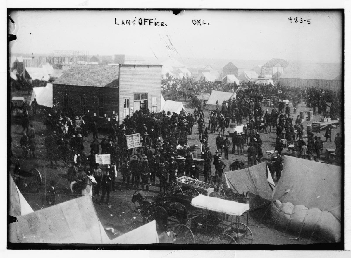 Bureau d'enregistrement des terres en Oklahoma : la foule des colons attend devant la baraque, au milieu des tentes et des chariots.