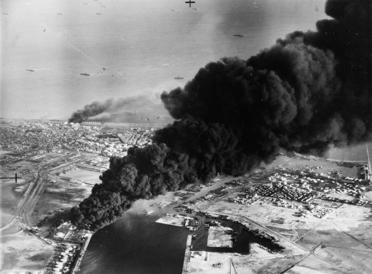 Port-Saïd vue d'avion, 5 novembre 1956 : les réservoirs de pétrole brûlent pendant l'assaut franco-britannique.