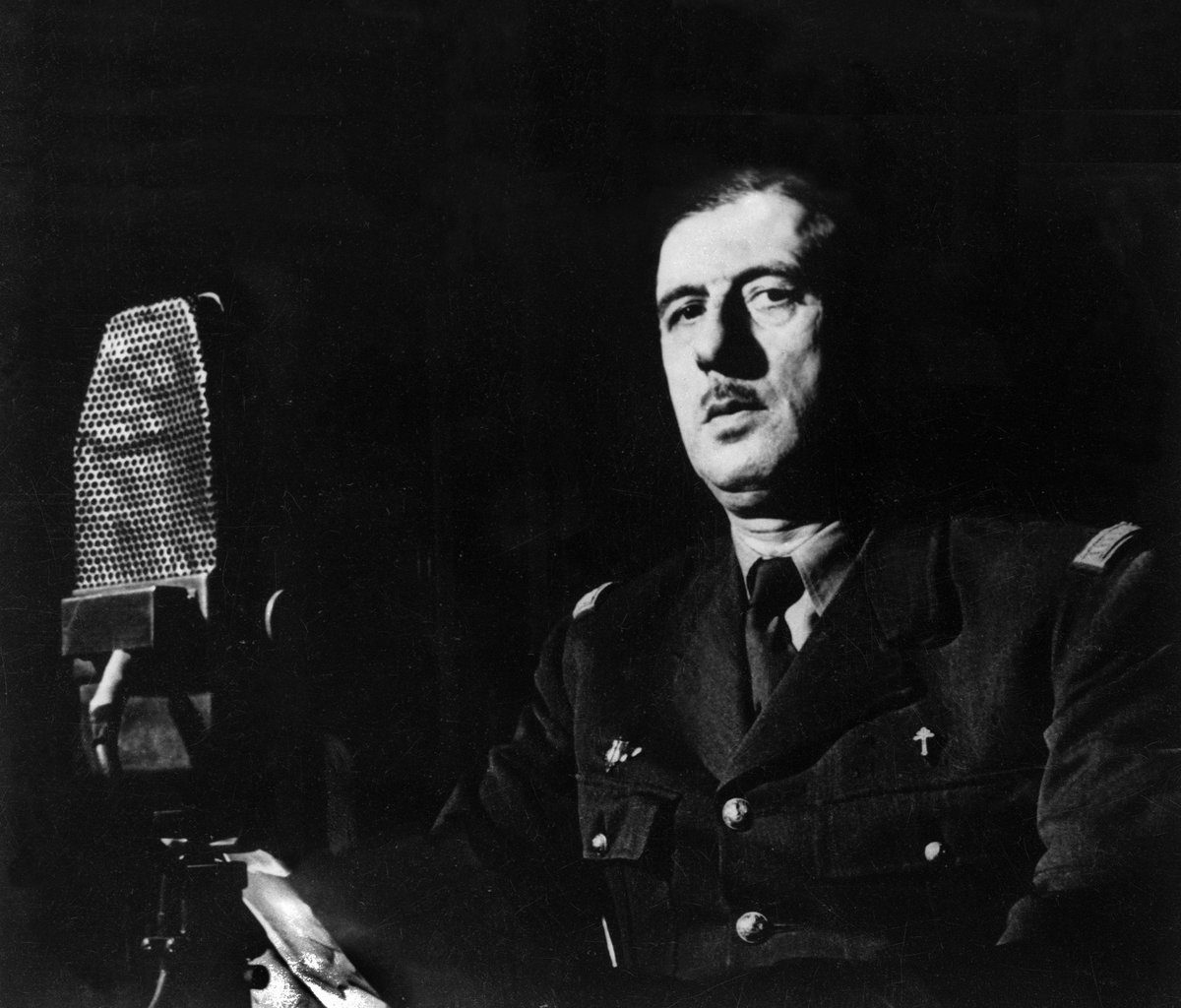 Charles de Gaulle en uniforme devant un micro de la BBC, à Londres, entre 1940 et 1943.