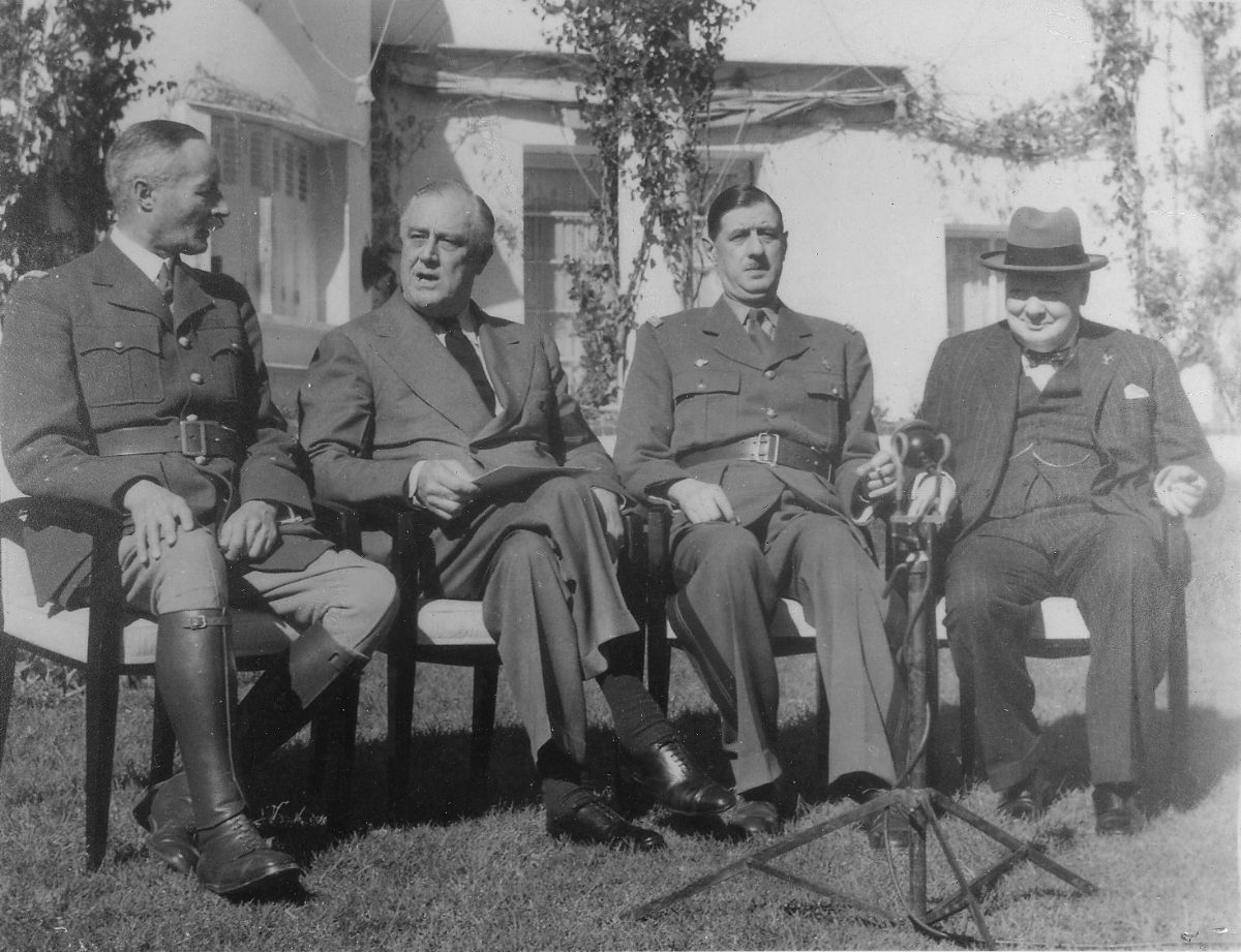 Conférence d'Anfa, 24 janvier 1943 : Giraud, Roosevelt, de Gaulle et Churchill assis côte à côte.