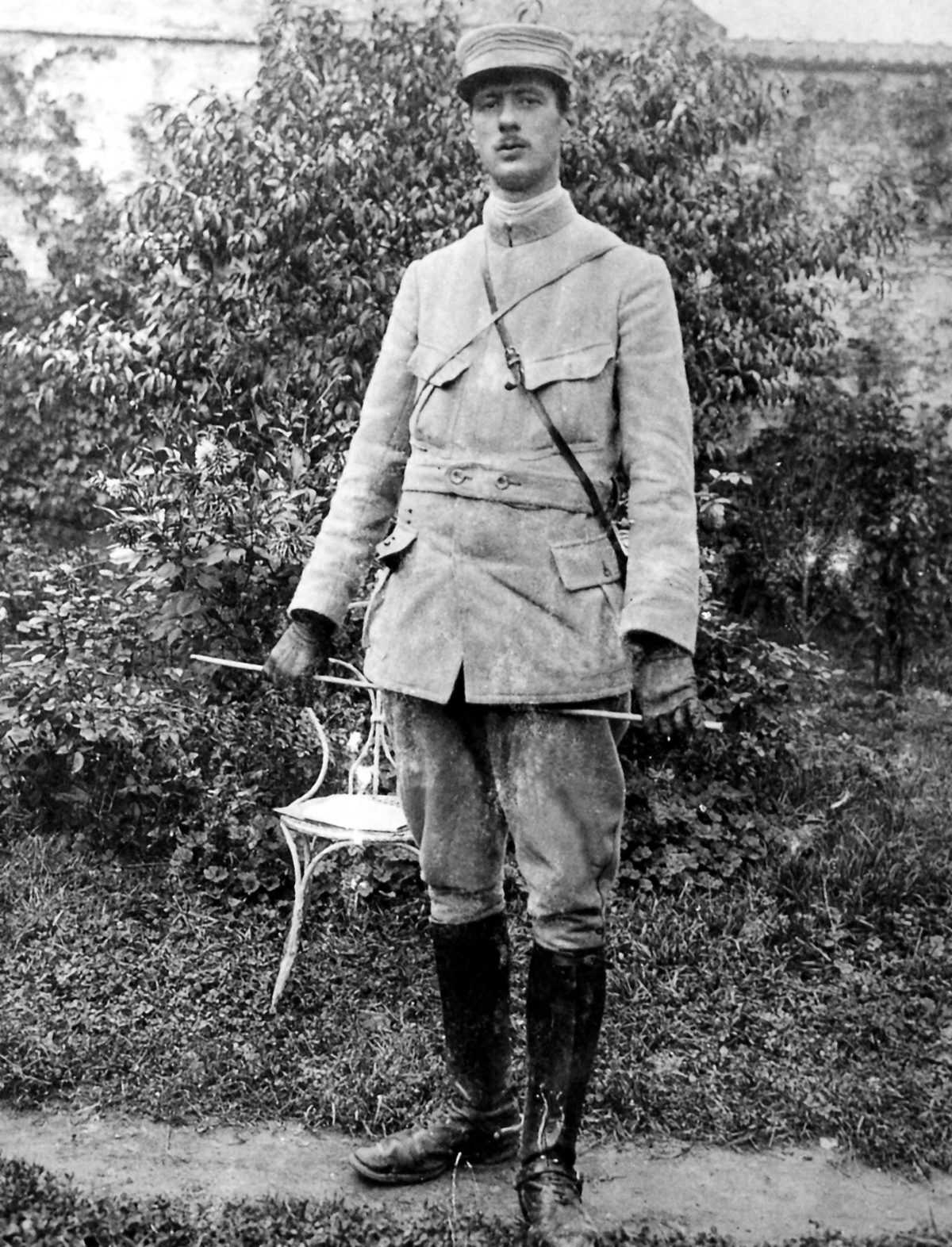 Le capitaine Charles de Gaulle en uniforme en 1915, quelques mois avant sa capture devant Douaumont.