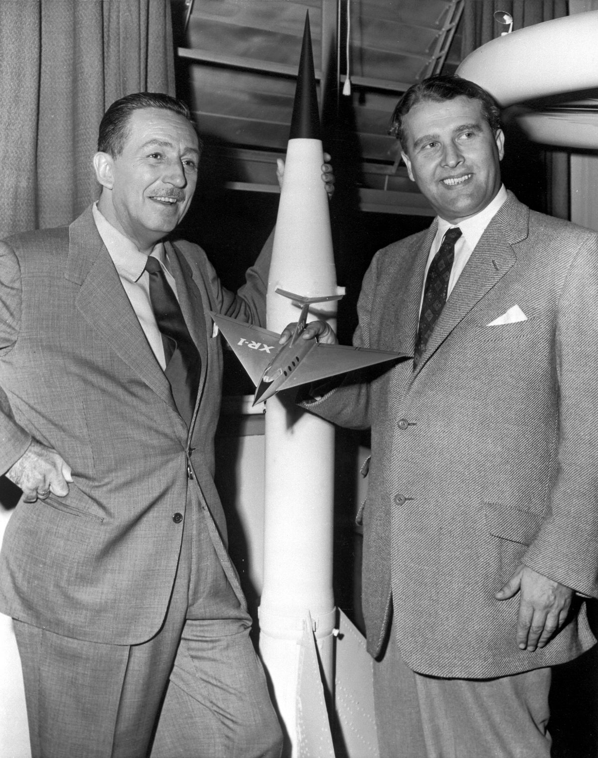 Walt Disney et Wernher von Braun en 1954, devant une maquette de fusée V2.