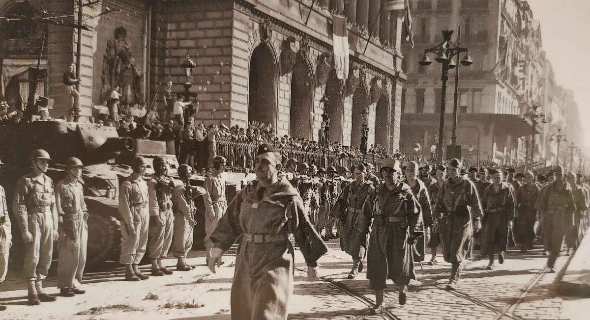 Marseille, 28 août 1944 : les goumiers marocains du 1er groupement de tabors défilent après la libération de la ville.