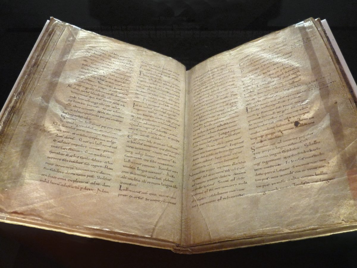 Le manuscrit de Nithard, copié au Xe siècle, ouvert à la page des serments de Strasbourg de 842.