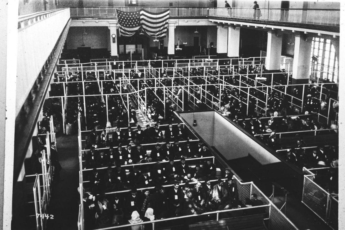 Les enclos grillagés de la salle des registres d'Ellis Island, où les arrivants attendaient l'inspecteur, vers 1902-1913.