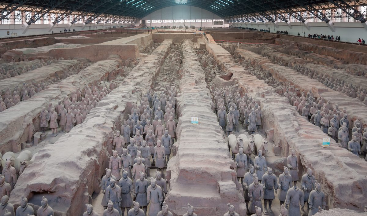 La fosse n° 1 de l'armée de terre cuite, près de Xi'an : des milliers de fantassins alignés dans leurs tranchées.