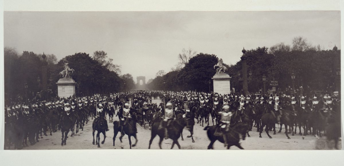 Le cortège d'Édouard VII escorté par les cuirassiers, place de la Concorde à Paris, mai 1903.