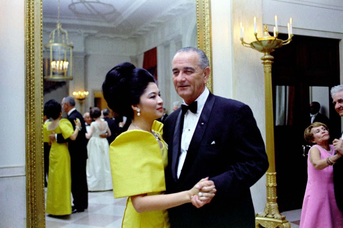 Imelda Marcos danse avec le président américain Lyndon B. Johnson à la Maison-Blanche, le 14 septembre 1966.