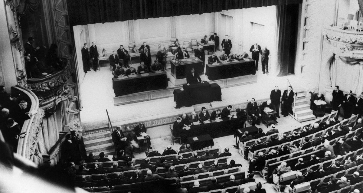 L'Assemblée nationale réunie à l'opéra de Vichy le 10 juillet 1940, jour du vote des pleins pouvoirs à Pétain