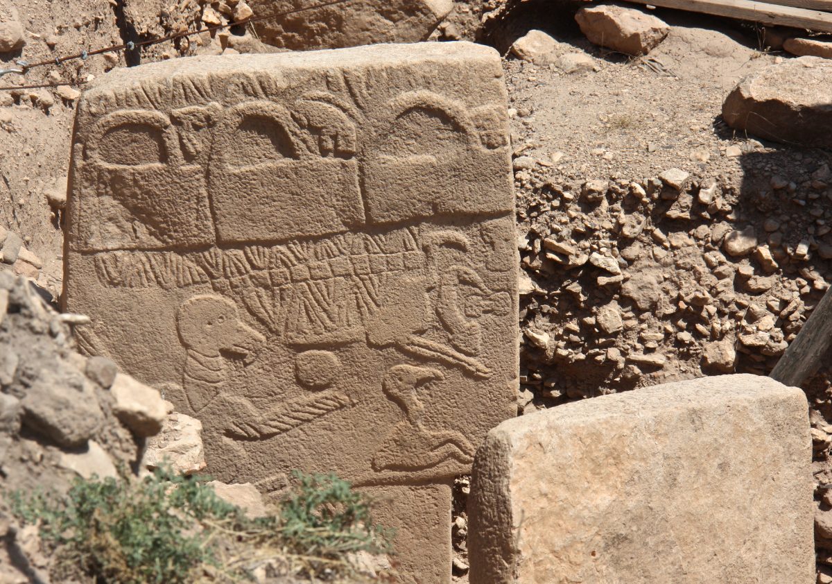 Le pilier 43 de Göbekli Tepe, dit « stèle aux vautours » : oiseaux, scorpion et disque gravés dans le calcaire.