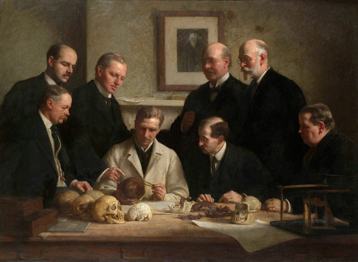 Huit savants britanniques examinent les ossements de l'homme de Piltdown, tableau peint par John Cooke en 1915.