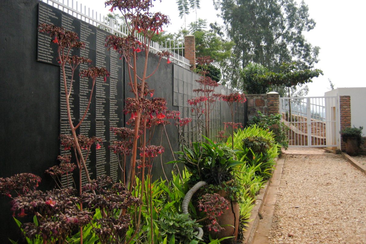 Le mur des noms des victimes, au mémorial du génocide de Gisozi, à Kigali, au Rwanda.