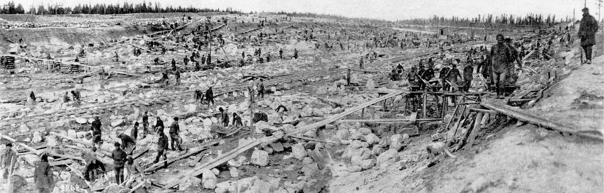 Été 1932 : des milliers de détenus creusent à la main le canal de la mer Blanche, en Carélie.