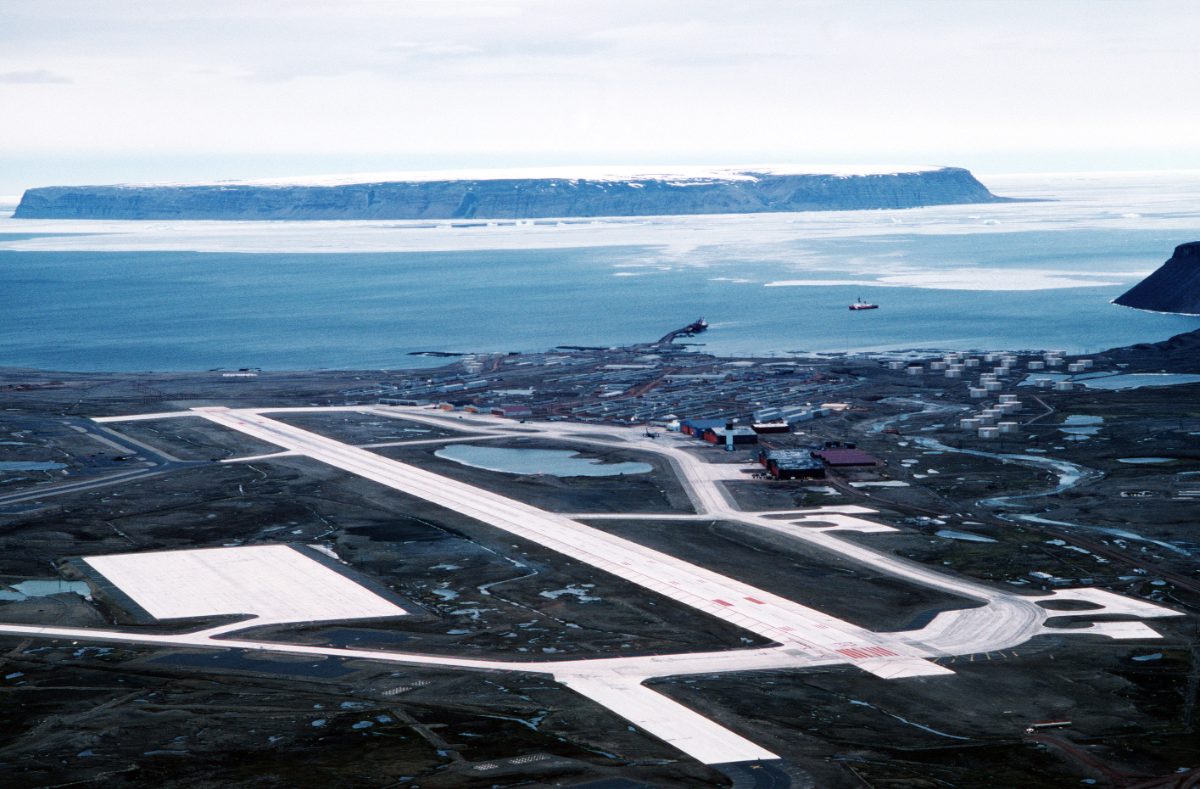 Vue aérienne de la base américaine de Thulé, au nord-ouest du Groenland, face à la baie North Star.