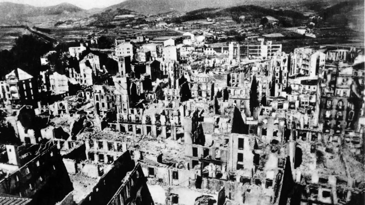 La ville basque de Guernica en ruines après le bombardement de la Légion Condor, avril 1937.