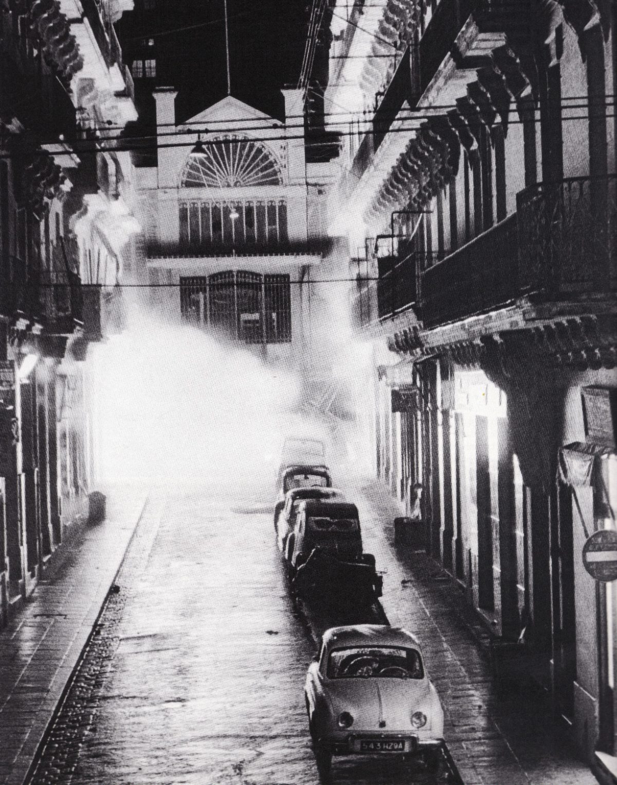Alger, 1er janvier 1962 : le souffle d'une bombe de l'OAS dans une rue déserte de Bab-el-Oued.