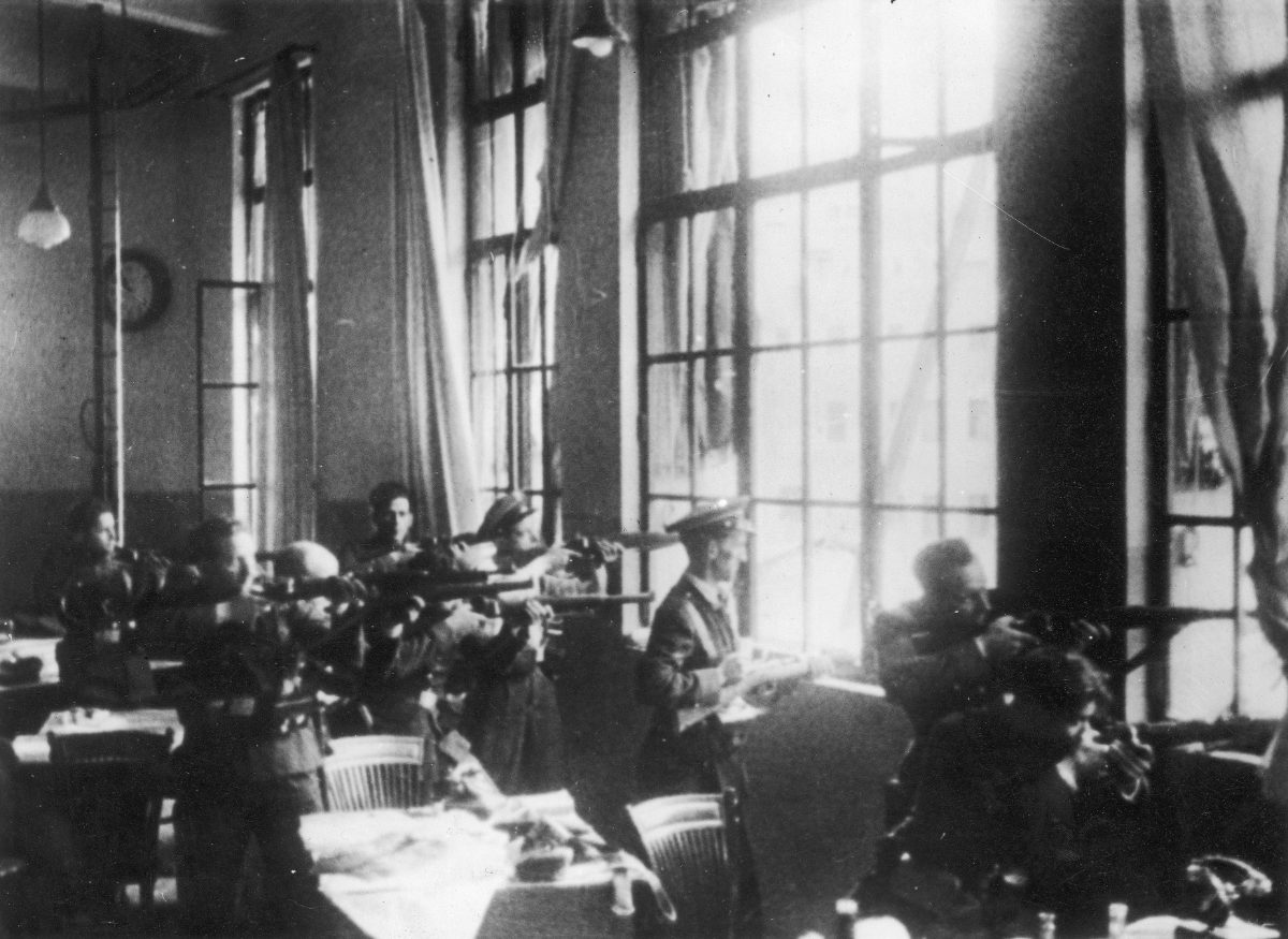 Combattants républicains et gardes d'assaut tirant depuis les fenêtres de la Telefónica, Barcelone, juillet 1936.
