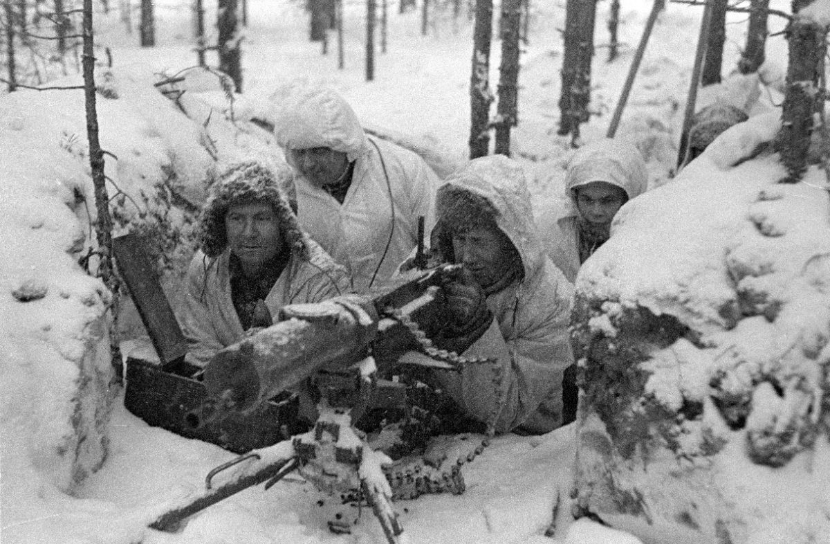 Nid de mitrailleuse Maxim finlandais enfoui dans la neige en Carélie, le 21 février 1940.