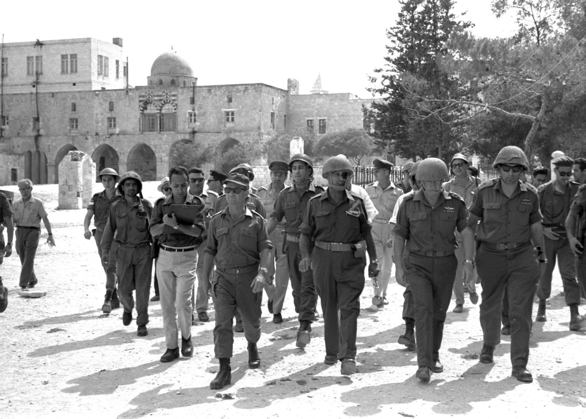 Juin 1967 : Moshe Dayan, Yitzhak Rabin et leurs généraux marchent dans la Vieille Ville de Jérusalem conquise.