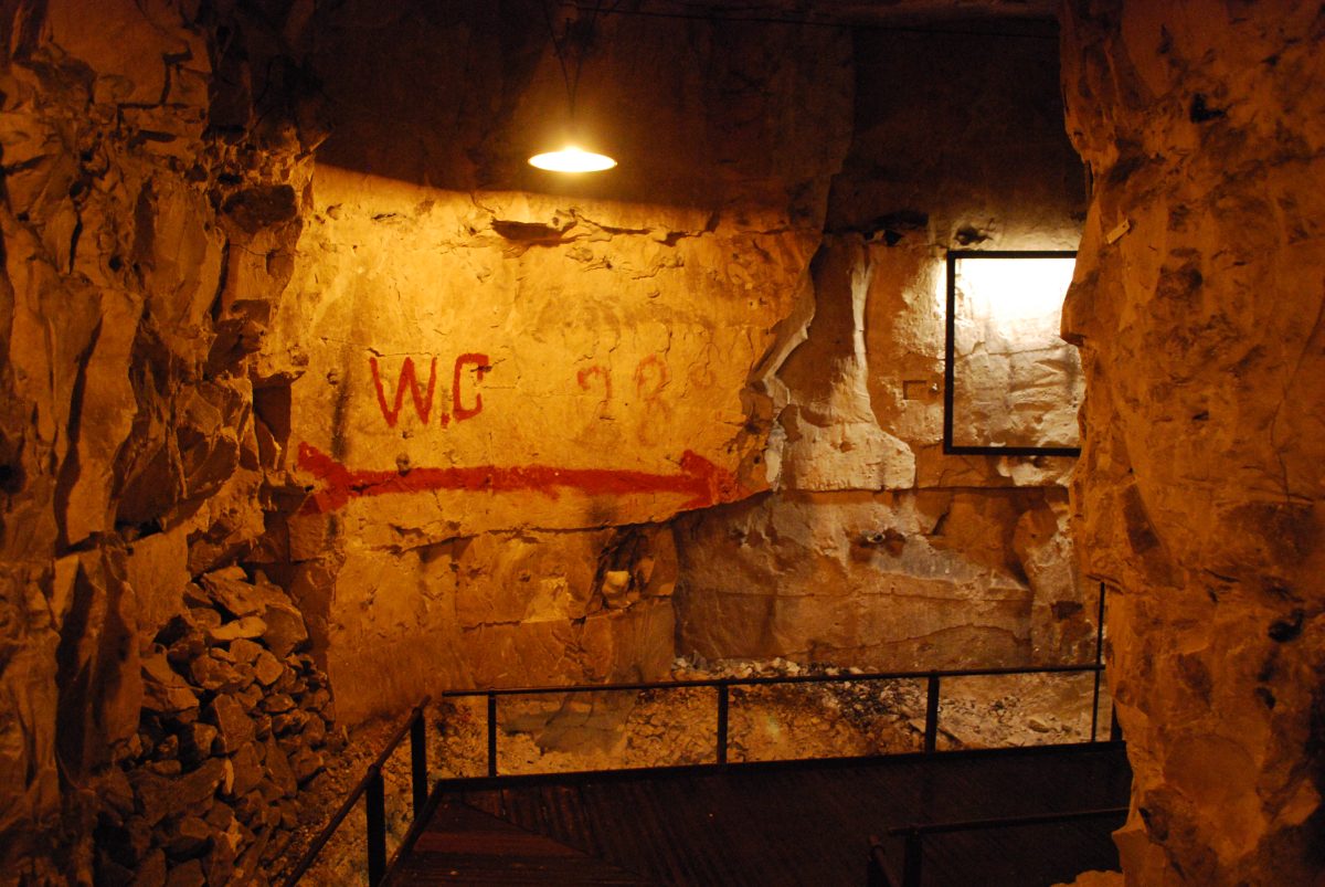 La carrière Wellington, à Arras : chambre creusée dans la craie, marquage britannique de 1917 peint sur la paroi.