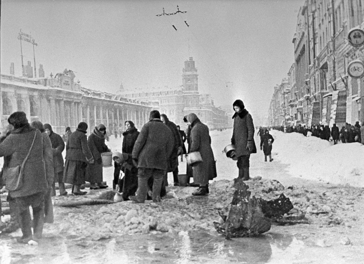 Léningrad assiégée, décembre 1941 : des habitants font la queue pour puiser de l'eau avenue Nevski.