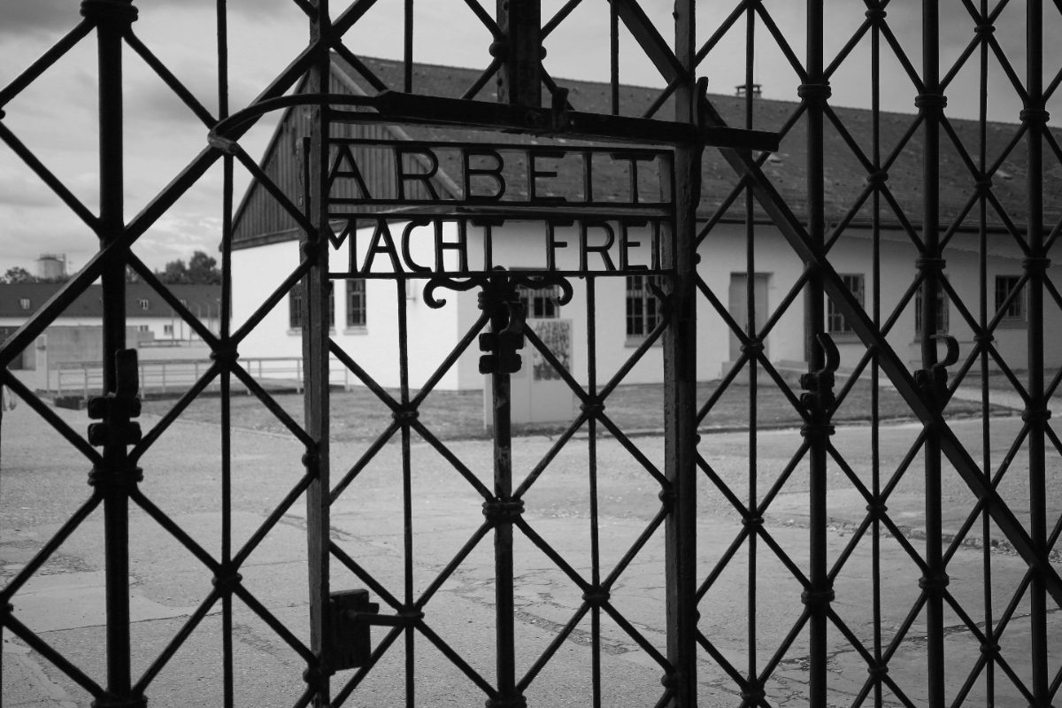 La grille d’entrée du camp de Dachau et son inscription « Arbeit macht frei ».
