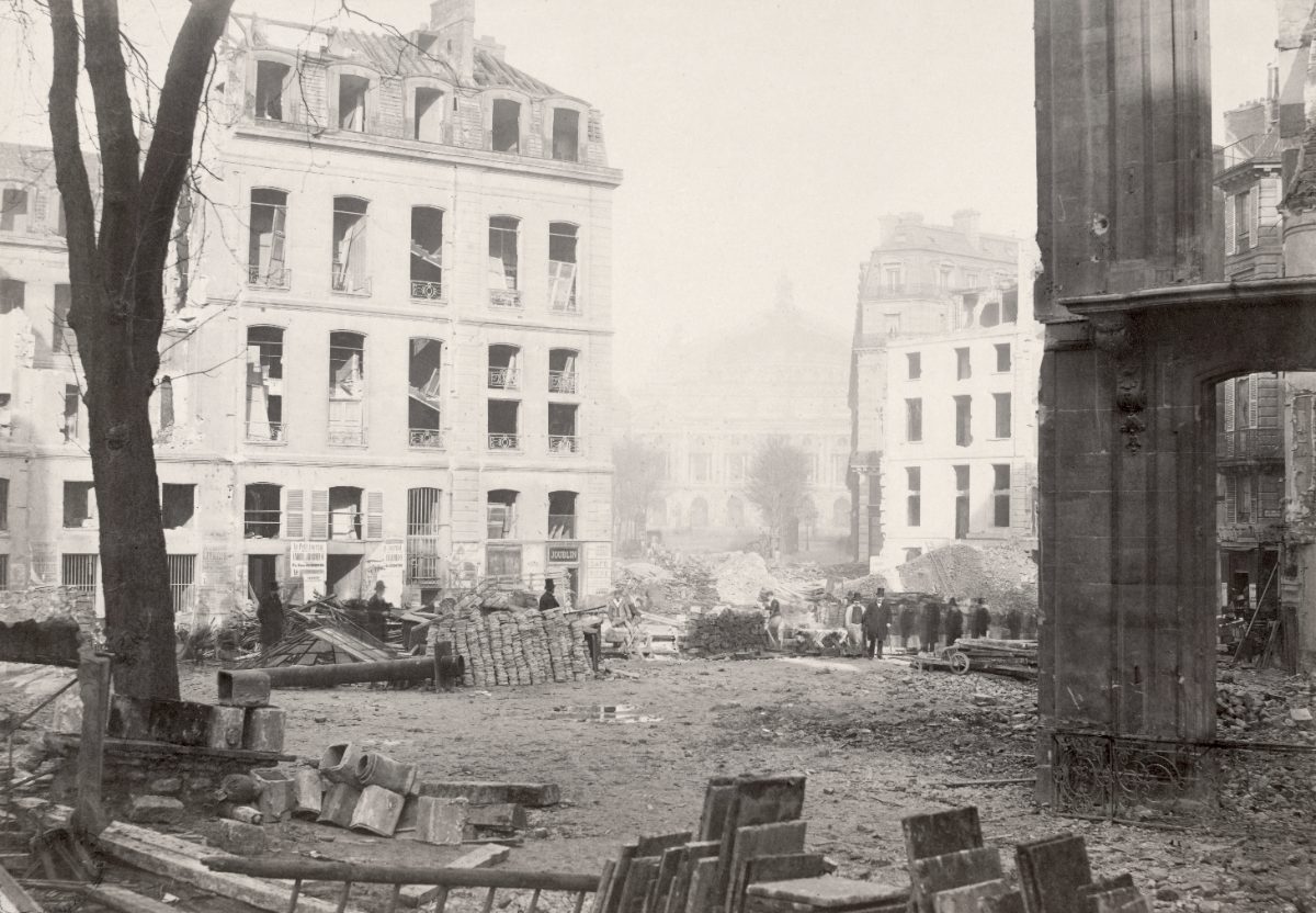 Le percement de l'avenue de l'Opéra : immeubles éventés, gravats et badauds, l'Opéra Garnier au fond.