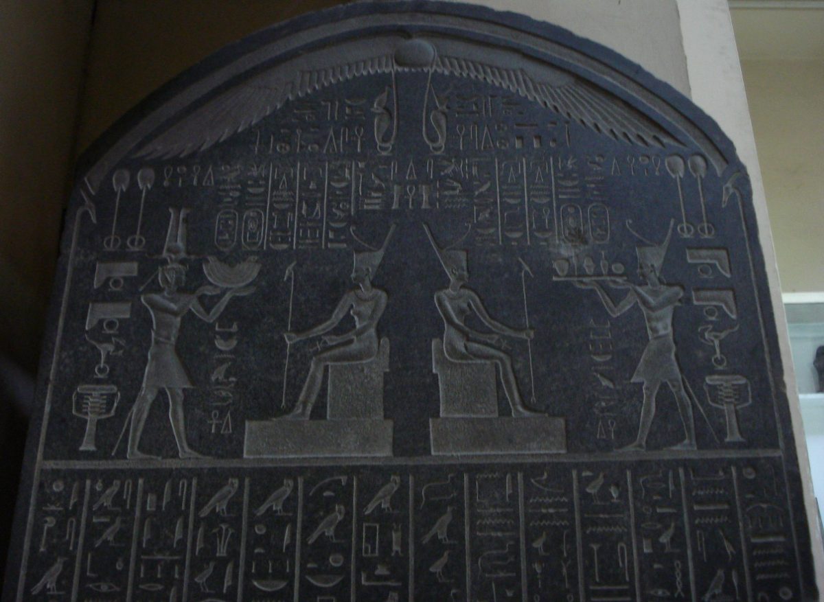 Nectanébo Ier offrant à la déesse Neith, sommet de la stèle jumelle du décret d'Héracléion