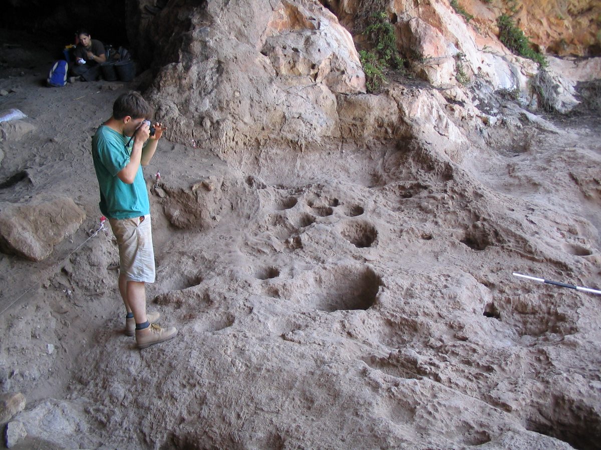 Les mortiers natoufiens creusés dans le sol rocheux de la grotte de Raqefet, mont Carmel, Israël.
