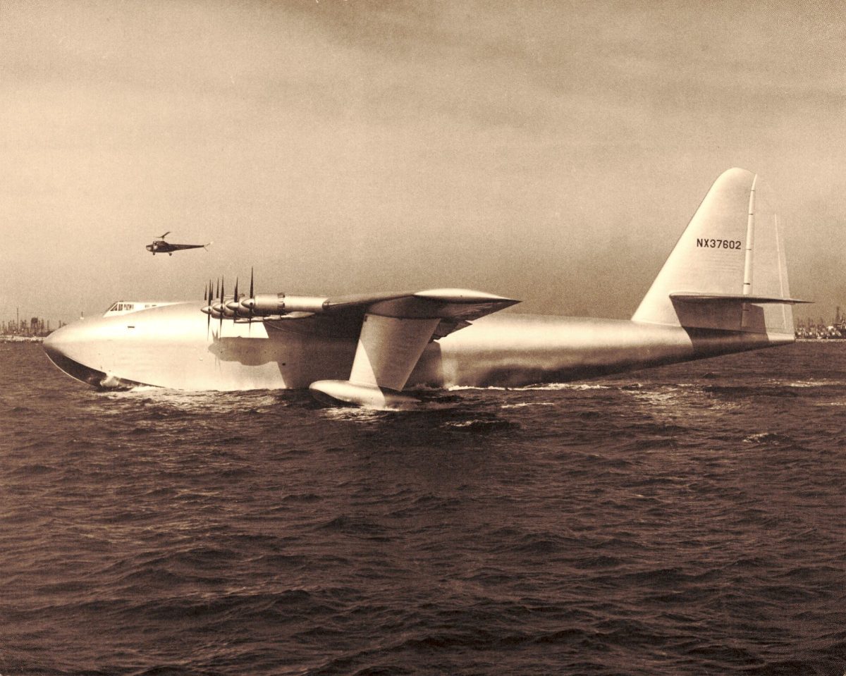 L'hydravion géant Hughes H-4 Hercules, immatriculé NX37602, sur l'eau à Long Beach en 1947.