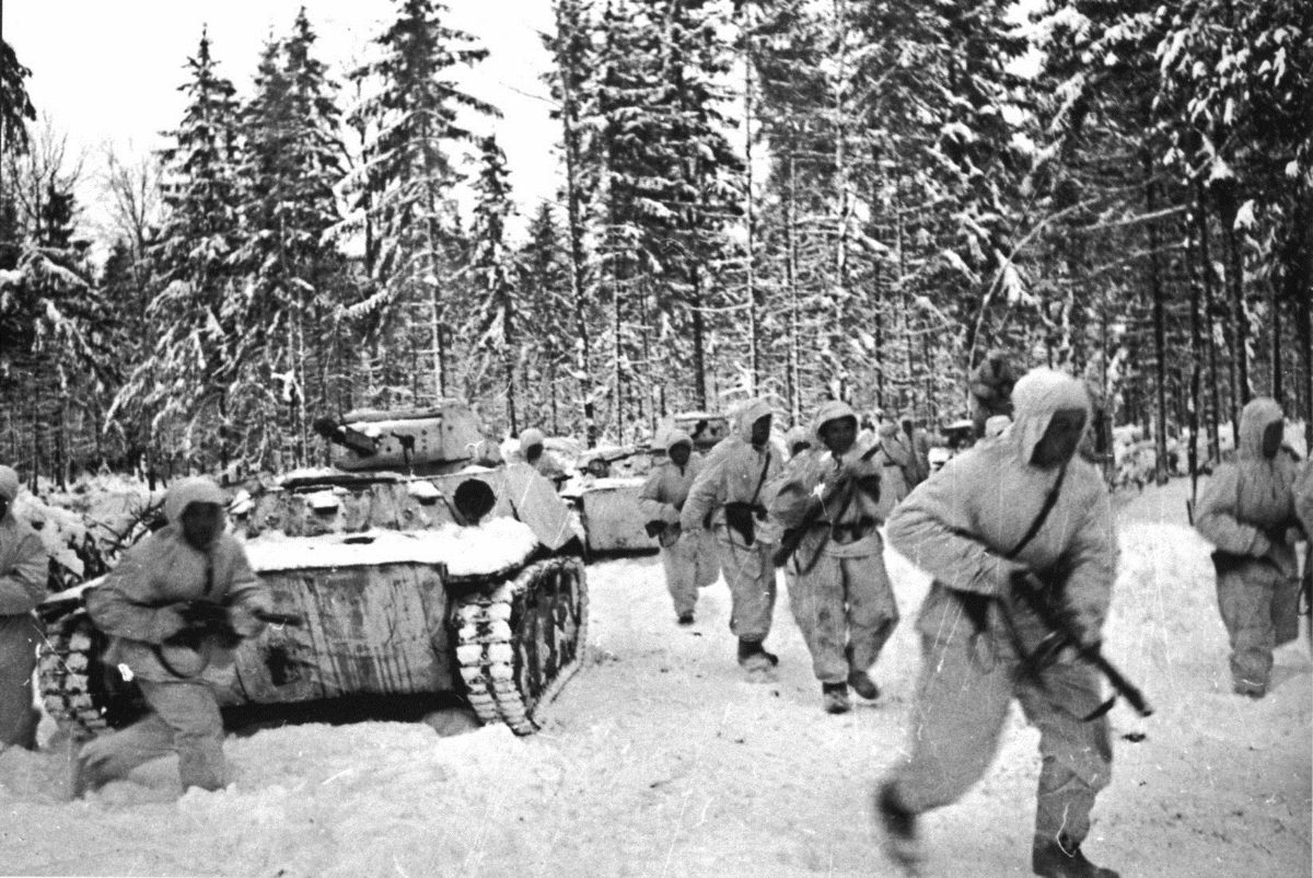 Fantassins soviétiques en camouflage blanc et chars légers dans la forêt enneigée, bataille de Moscou, décembre 1941